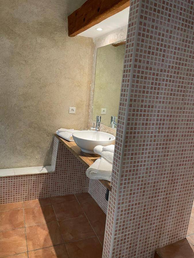 Double Room with Private Bathroom in Prémian, Région de Béziers