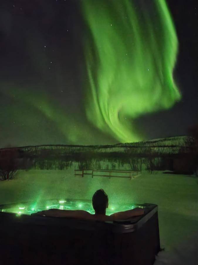 Ferienhaus für 6 Personen, mit Balkon und Whirlpool sowie Terrasse und Garten in Lyngen