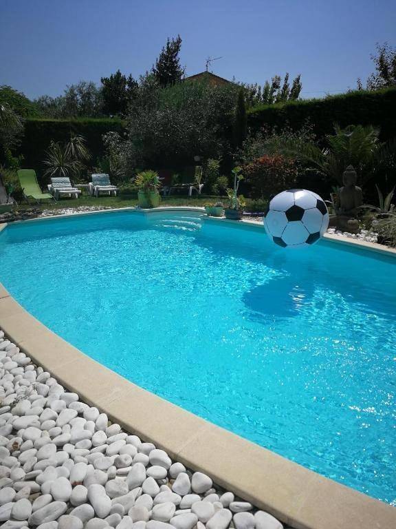 Gîte pour 2 personnes, avec vue ainsi que piscine et jardin à Salindres