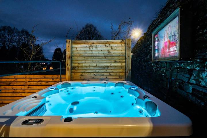 Holiday rental for 9 people, with terrace and garden as well as hot tub in Bowness-on-Windermere