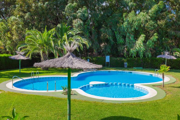 Apartamento para 6 personas, con piscina además de vistas al lago y jardín en Guardamar del Segura