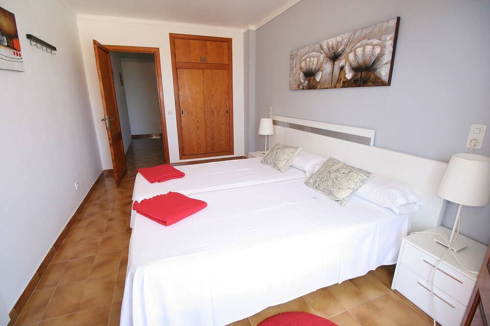 Entire apartment, Rigo (left, 3 bedrooms): Directly on the beach, frontal sea view in Cala Millor, Son Servera
