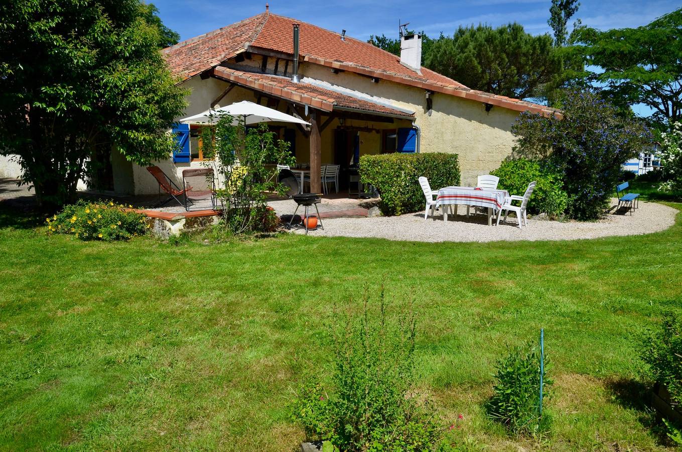 Maison de campagne 'Peyrouteau, Gîte Bucolique' avec piscine privée, terrasse et Wi-Fi in Dému, Gers
