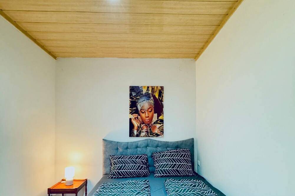 Ganze Wohnung, Bright Room w/ Desk | Walk to Fac Platz in Floridsdorf, Wien