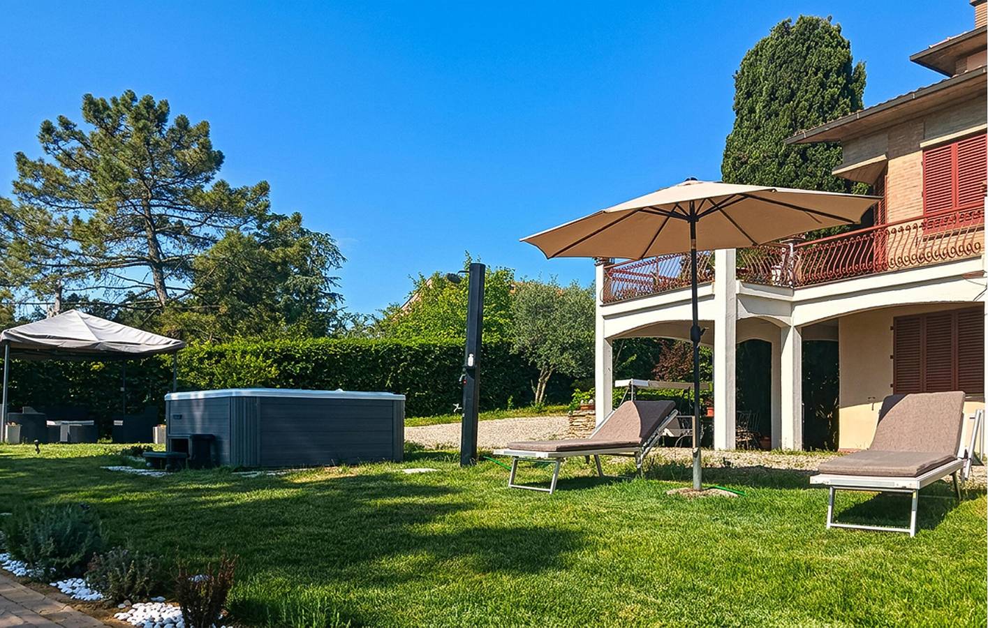 Apartamento vacacional entero, Apartamento frente al río con aparcamiento y servicios in Monteriggioni, Provincia de Siena