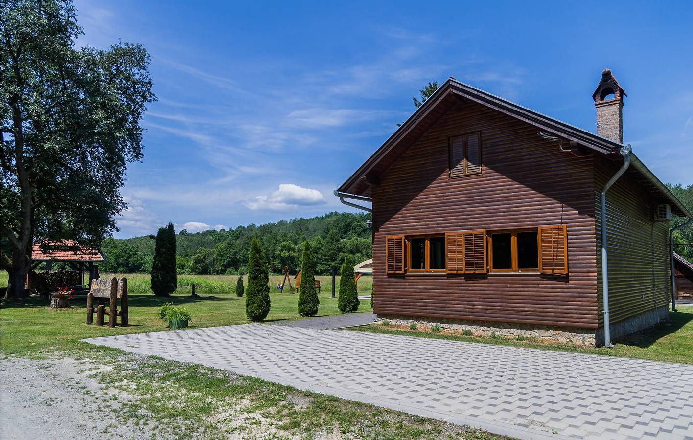 Charmante 120 m² große Wohnung mit Pool, Terrasse und Parkplatz in Virovitica-Podravina