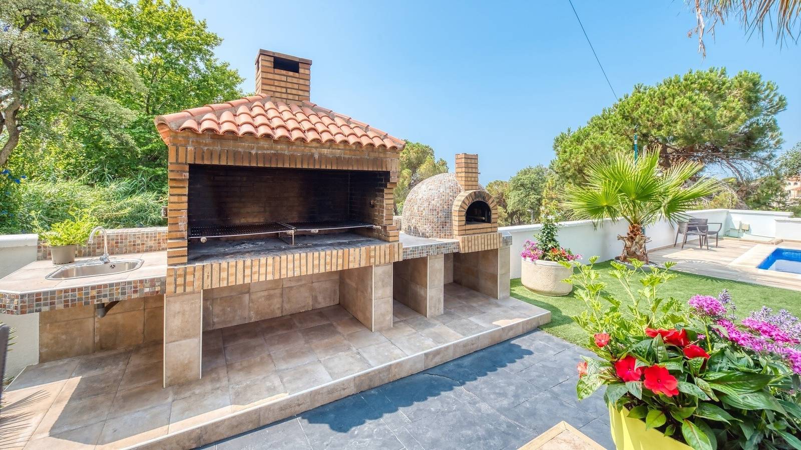 Villa "Costacabana - Marcella" con piscina privada, terraza privada y Wi-Fi in Roca Grossa, Lloret de Mar