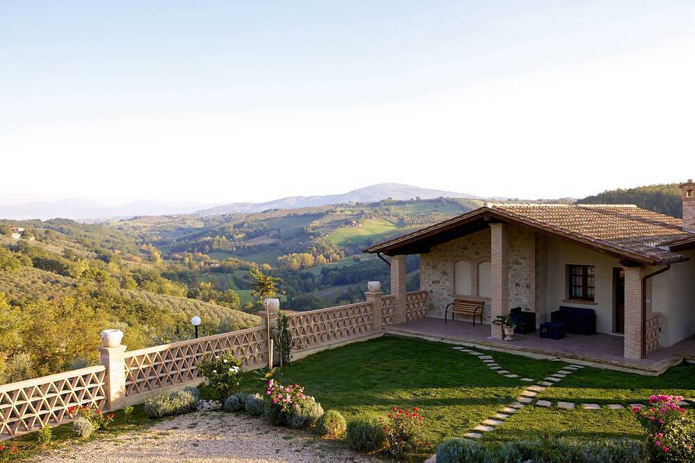 Villamari Nature&Rest Farm: Huge Location and Pool. in Gualdo Cattaneo, Provincia de Perugia