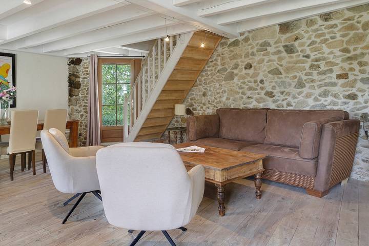 Vakantiehuis 'Domaine De Bellac - Le Castel' met gedeeld zwembad, tuin en Wi-Fi in Roussines, Regionaal Natuurpark van de Perigord-Limousin