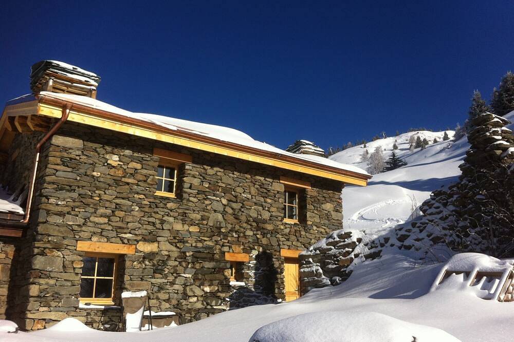 Charming chalet on a ski slope at 5550 feet altitude overlooking the valley; in Valmeinier, Saint-Jean-de-Maurienne region
