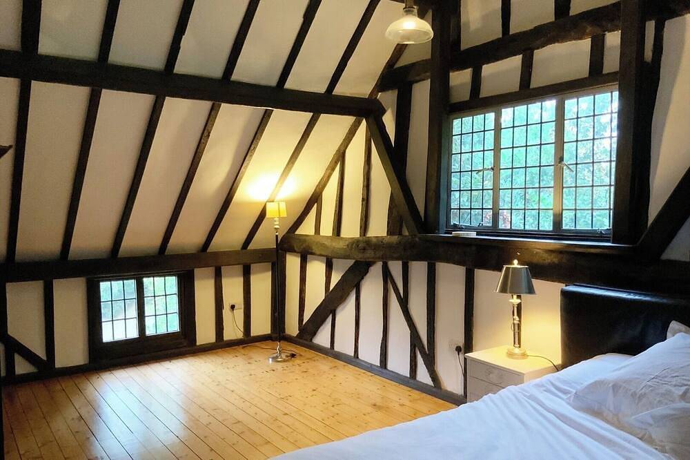 Delightful 4Bd Home full of Flair Edenbridge Kent in Dormansland, Surrey