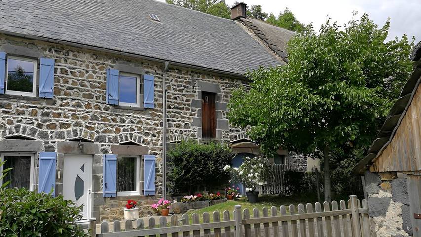 Gîte pour 4 personnes, avec terrasse et jardin à Saint-Pierre-Roche