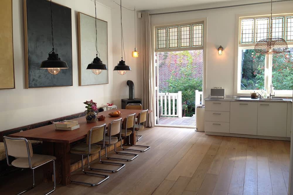 Art filled four floor townhouse in family friendly neigbourhood in Amsterdam Oost, Holländische Küste