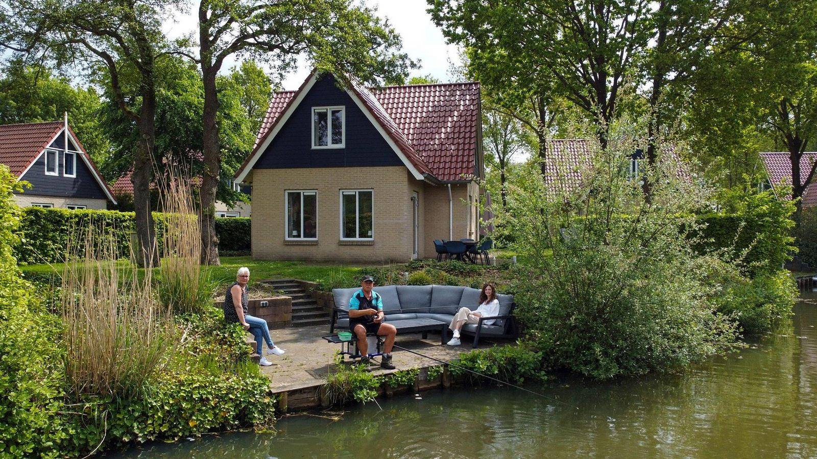 Freistehendes 8-Personen-Ferienhaus mit Sauna, direkt am Wasser in Westerbork gelegen in Drenthe