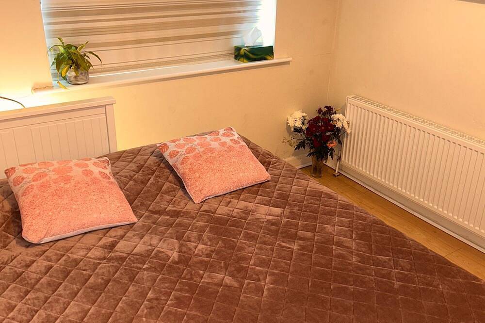 Double bed 10mn by car Dublin airport 8mn bus & shops with light breakfast in Fingal
