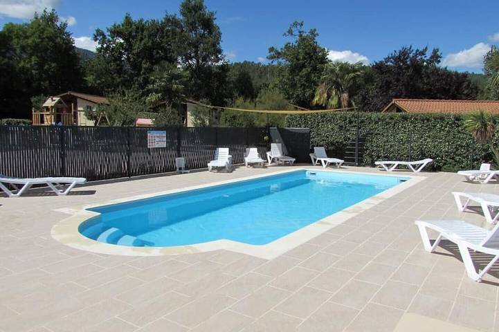 Club vacances pour 4 personnes, avec jardin ainsi que terrasse et piscine, animaux acceptés dans les Pyrénées