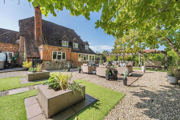 Cottage for 16 people, with garden and hot tub in Kent