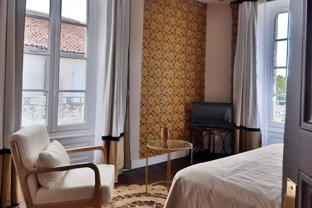 Chambre Des Curiosités - Salle d'eau partagée in Montbron, Charente
