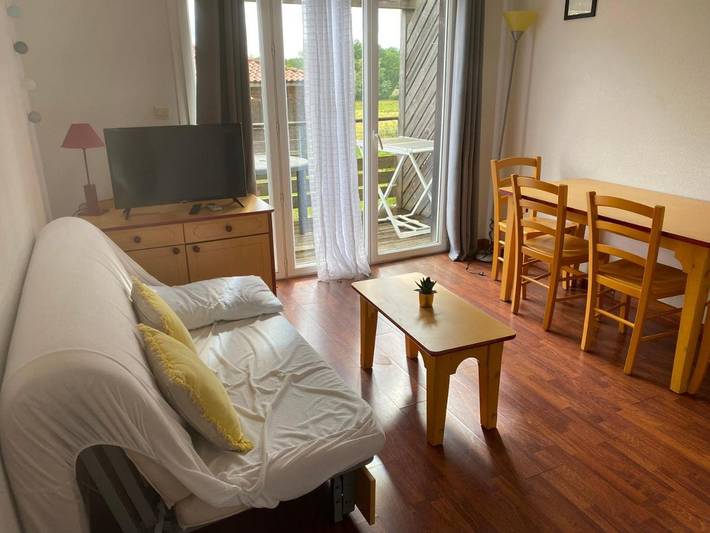 Parc de vacances pour 4 personnes, avec jardin et jacuzzi ainsi que piscine et terrasse, animaux acceptés à Cassen