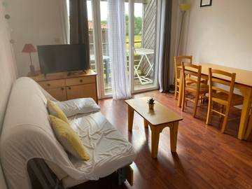 Parc de vacances pour 4 personnes, avec piscine et jacuzzi ainsi que jardin et terrasse, animaux acceptés à Cassen