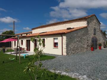 Gîte pour 7 personnes, avec terrasse ainsi que piscine et jardin dans les Deux-Sèvres
