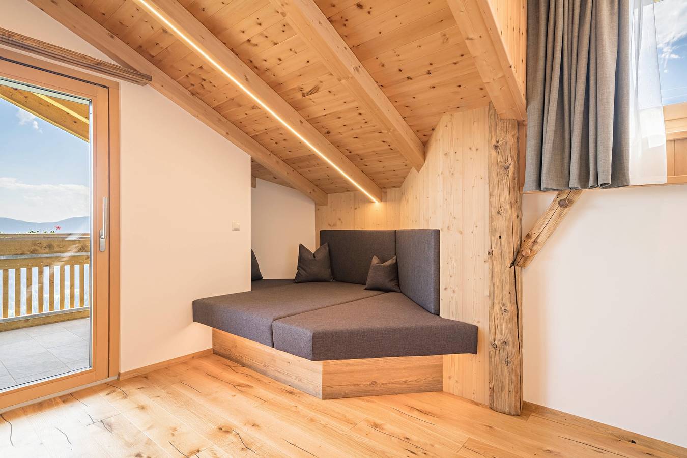 Ganze Wohnung, Ferienwohnung 'Haughof - Bauerngarten' mit Bergblick, Wlan & Balkon, sehr ruhige Lage in Vöran, Sarntaler Alpen
