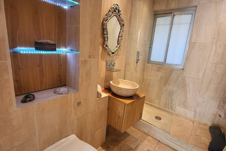 Entire apartment, St Tropez Unique crashpad with pool, private garden, sleeps 4 - 1 bed apartment. in Saint-Tropez, Mediterranean Coast (France)