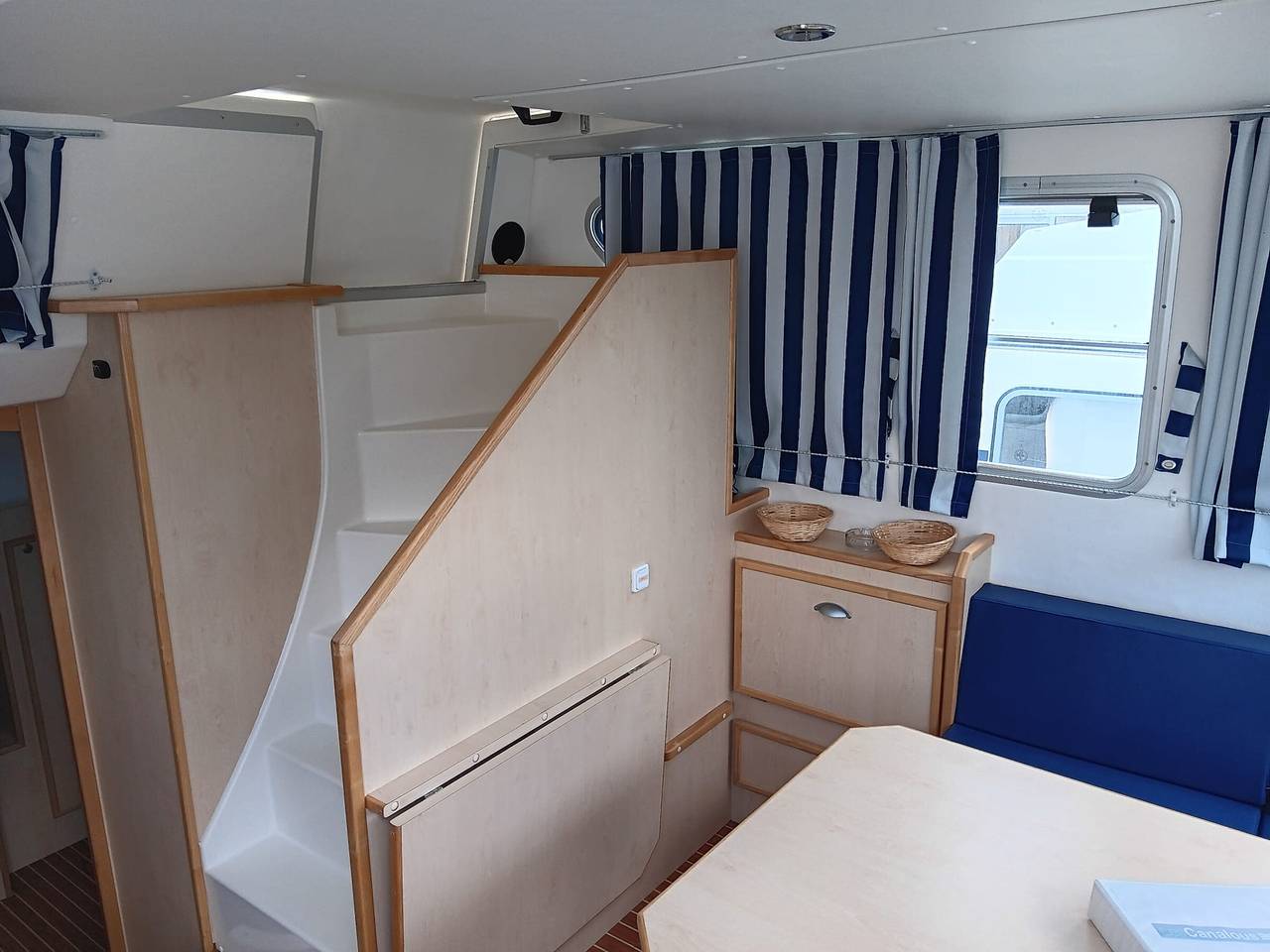 Séjour Insolite sur Bateau Confortable: 8 Couchages, 2 Cabines, Espace Extérieur Aménagé in Digoin, Région de Charolles