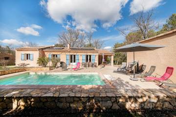 Gîte pour 8 personnes, avec jardin ainsi que terrasse et piscine à Montmeyan
