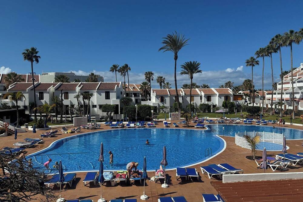 Entire apartment, Spacious 2 Bedroom Duplex on Parquesantiago 2 in Playa de las Américas, Arona