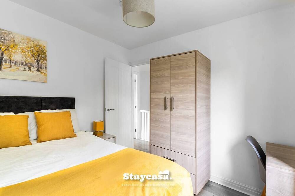 Spacious 2Br Home w/ Garden | 2-Min Walk to Town in Stockport, Greater Manchester