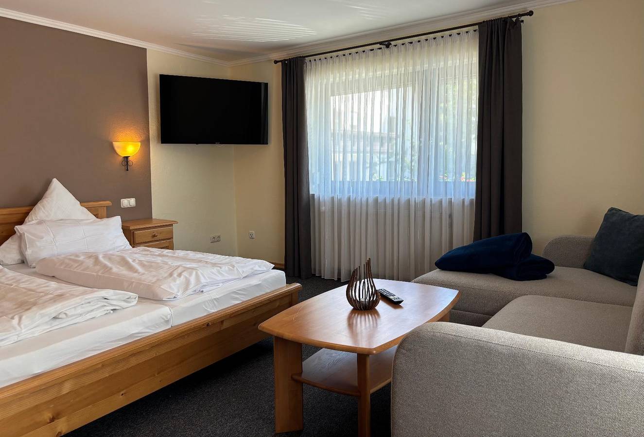 Pension Leithenwald - Ferienwohnung Silberberg (70qm) mit Balkon und zwei Schlafzimmern in Zwiesel, Ostbayern