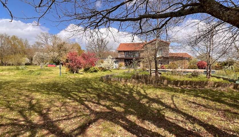 Cottage pour 3 personnes, avec piscine ainsi que jardin et vue à Saint-Gourson