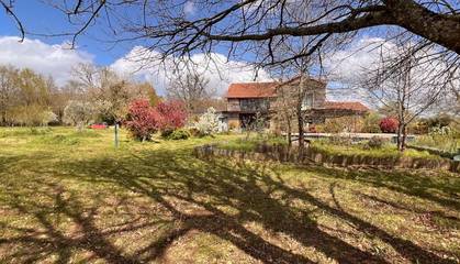Chambre d’hôte pour 3 personnes, avec piscine ainsi que vue et jardin en Charente