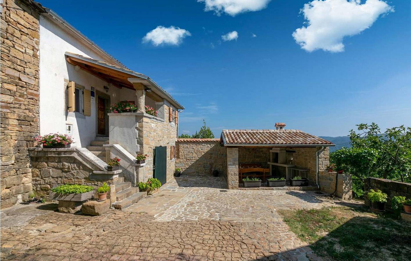 Ganze Ferienwohnung, Gemütliche Ferienwohnung mit WLAN, Klimaanlage und eigener Terrasse in Buzet, Zentralistrien