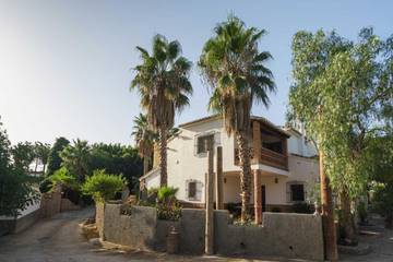 Gîte pour 7 personnes, avec vue ainsi que jardin et piscine à Casarabonela