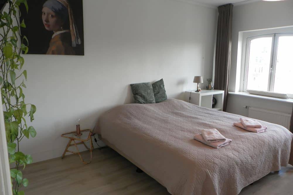 Ganze Wohnung, Schöne renovierte geräumige Wohnung in Villa des 19. Jahrhunderts, mit Blick auf den Kanal in Amsterdam Oost, Holländische Küste