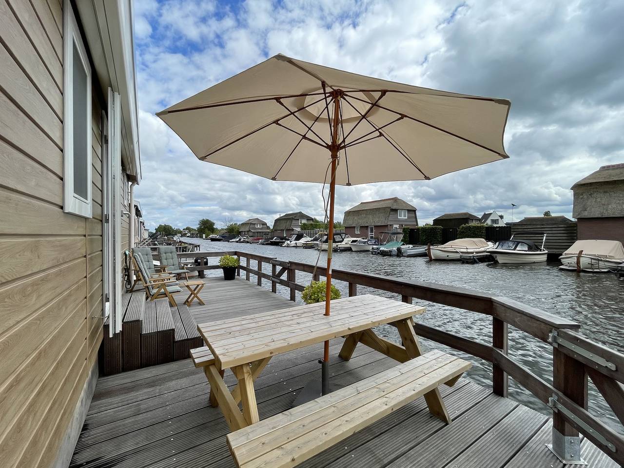 Droomvilla Vakantiehuizen — Waterfront Lodge in Breukelen, Groene Hart