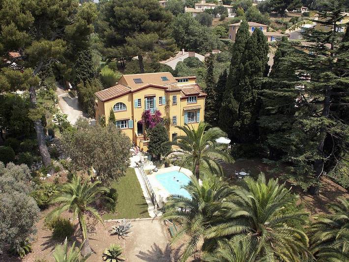 Gîte pour 4 personnes, avec terrasse ainsi que piscine et jardin