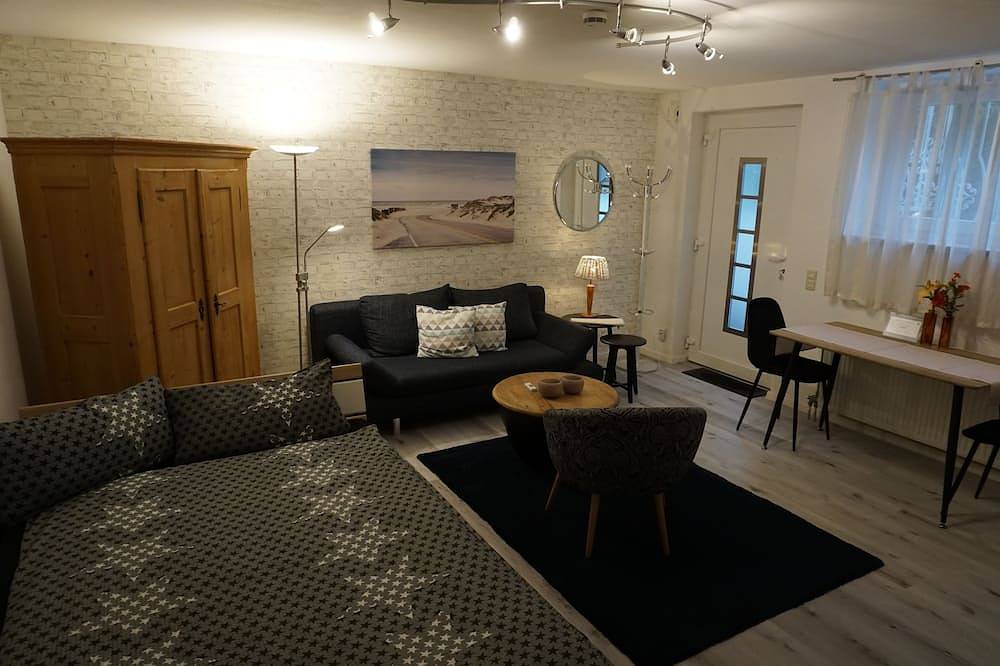 Ganze Wohnung, Komfortables Apartement 34qm, separater Eingang mit Freisitz u. ruhig gelegen in Pentling, Ostbayern