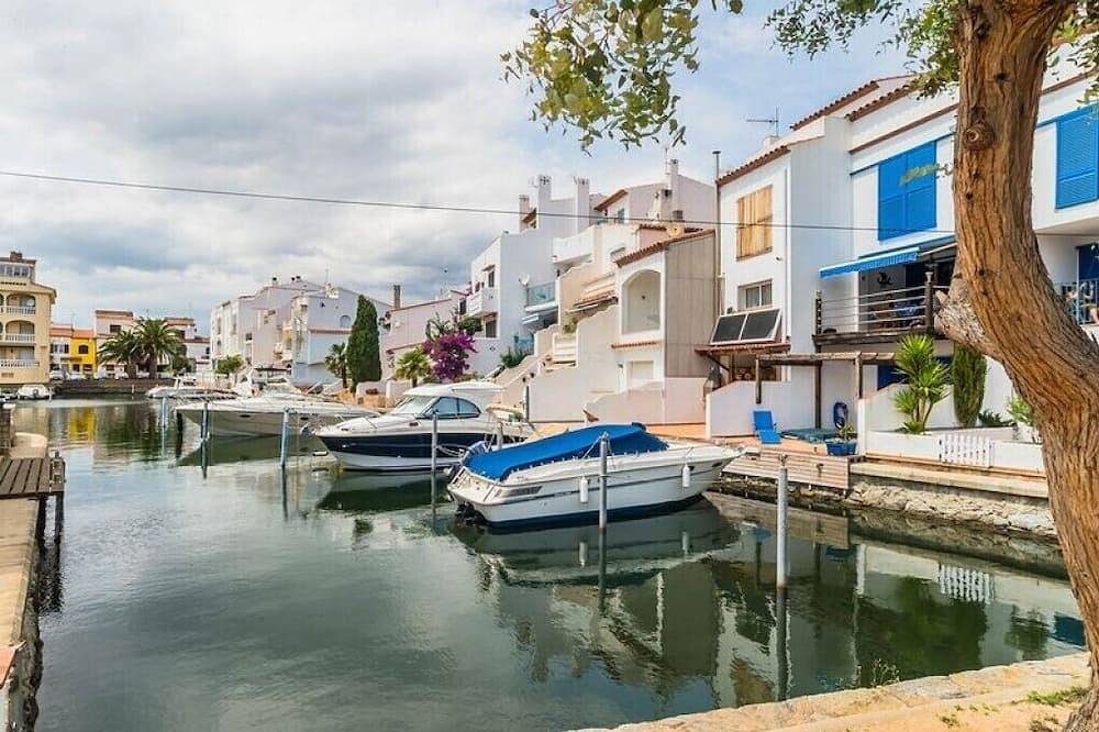 Casa con vistas al canal principal y excelente ubicación. Playa, restaurantes. in Ampuriabrava, Alt Empordà