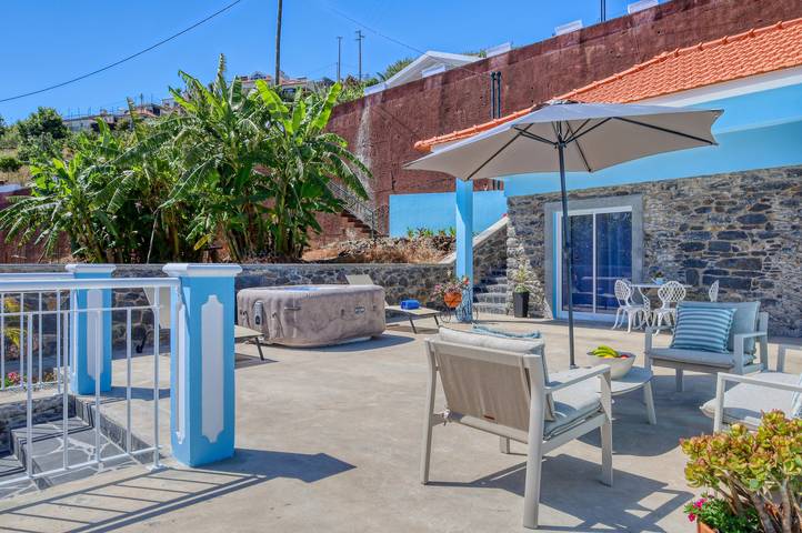 Ferienhaus für 4 Personen, mit Meerblick und Whirlpool sowie Terrasse und Garten in Ponta do Sol