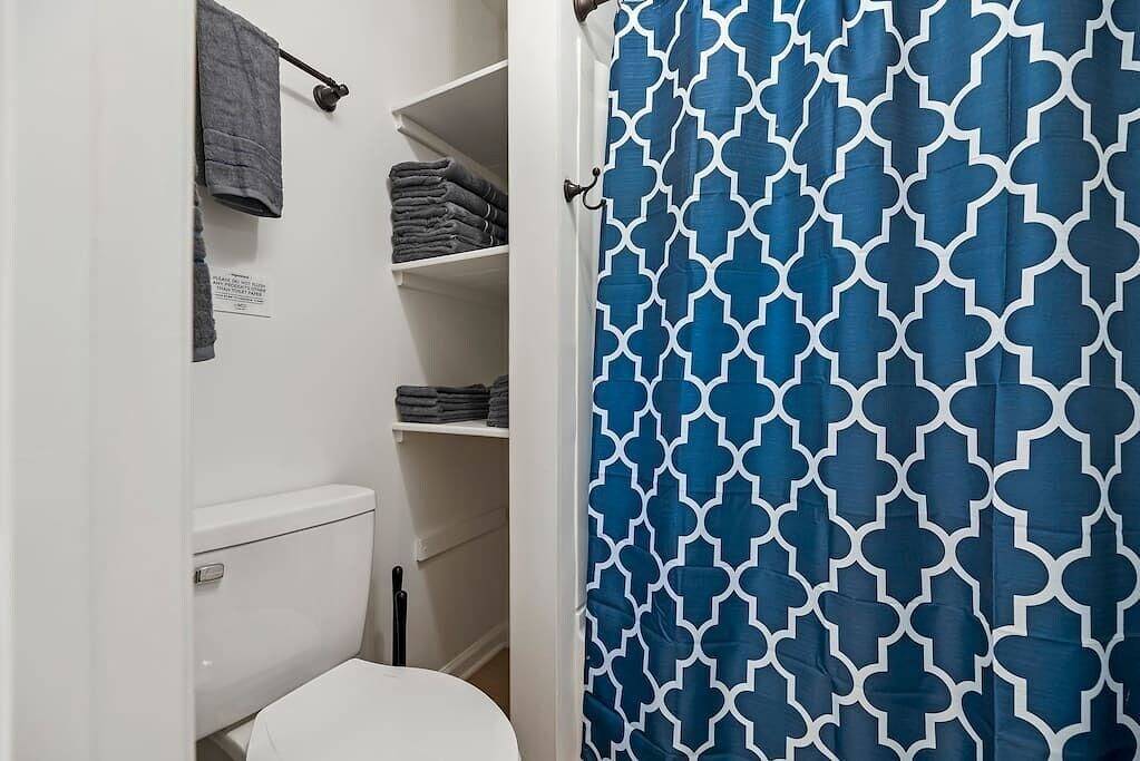 Charming cottage north of Gastonia — stylish, comfy retreat near local amenities in Gaston County