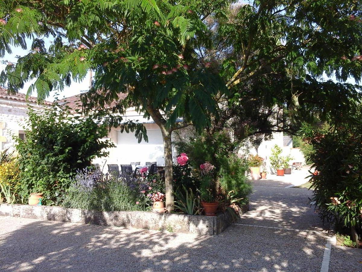 Double Room with Private Bathroom in Gémozac, Région de Saintes