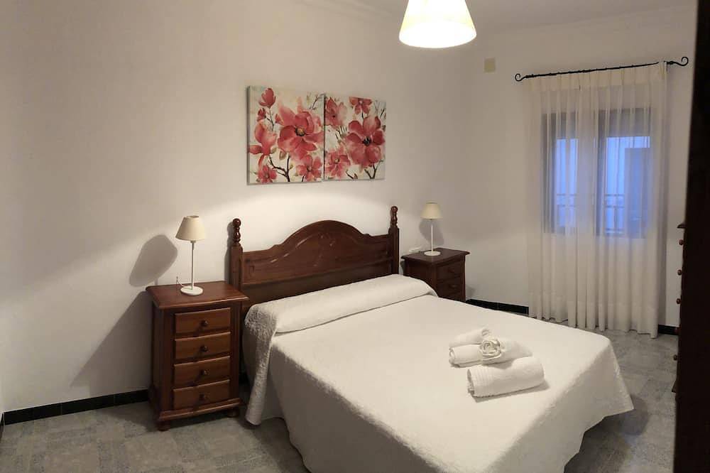 House located in the center of the village about 10 minutes from the river trail in El Bosque, White Villages