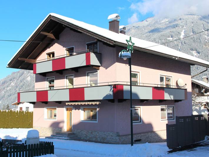 Ferienwohnung für 6 Personen, mit Balkon und Ausblick sowie Garten in Ried im Zillertal