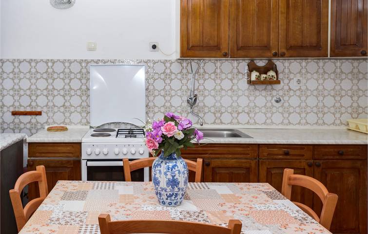 Ganze Ferienwohnung, Apartment am Meer mit Terrasse, Parkplatz und WLAN – 1,5 km vom Strand entfernt in Senj, Kvarner Festland