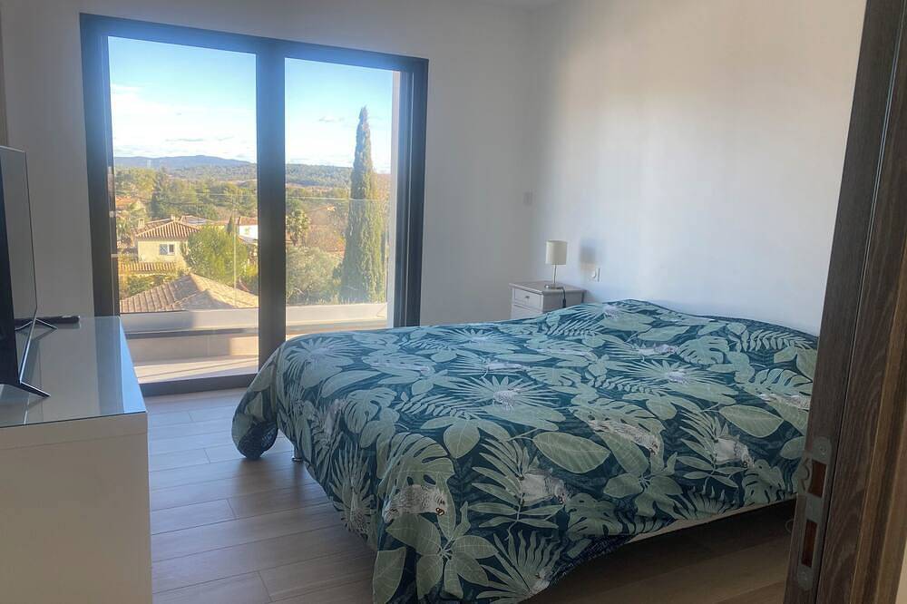 Dominant house overlooking pine forest in Les Matelles, Costa mediterránea (Francia)