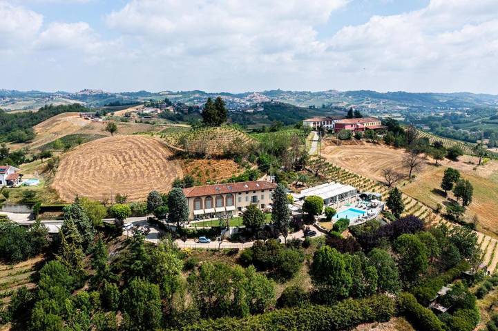 Hôtel pour 3 personnes, avec Terrasse et Jardin ainsi que Piscine et Vue à Montegrosso d'Asti