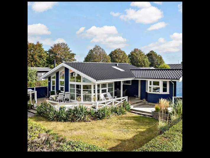 Ferieudlejning for 7 personer, med terrasse, børnevenlig i Karrebæksminde